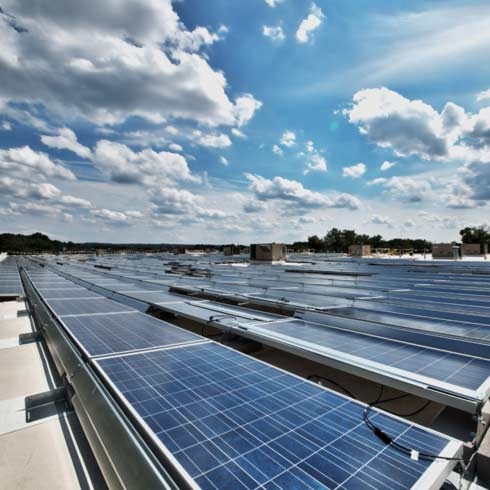 屋頂安裝 1,034 塊太陽能面板，可吸收足夠的太陽能，每小時可產生 295 千瓦的電量。